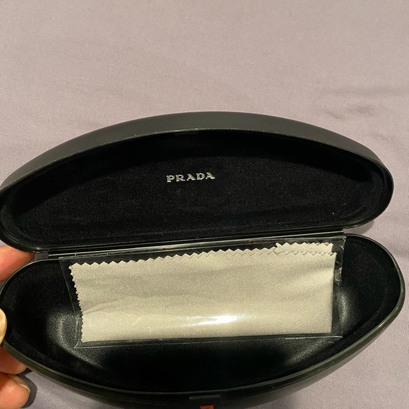 Prada sunglass case plus microfibre cloth - Picture 4 of 4